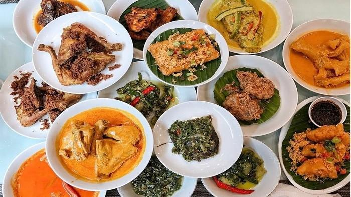 Indonesian Culinair: Nasi Padang With The Most Delicious Dish In The